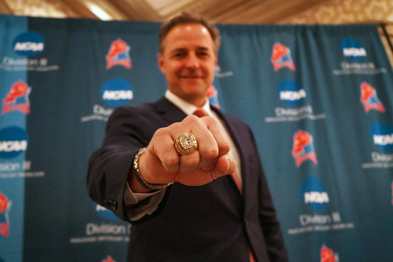 Al Leiter shows off his World Series Ring.