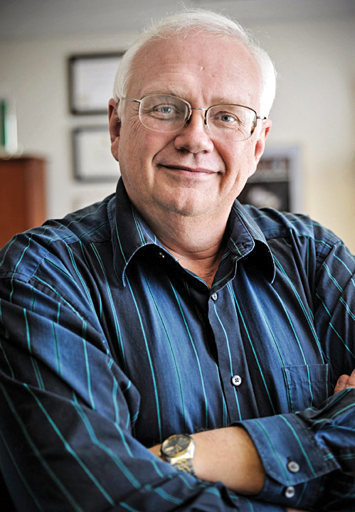 Portrait of a man wearing glasses.