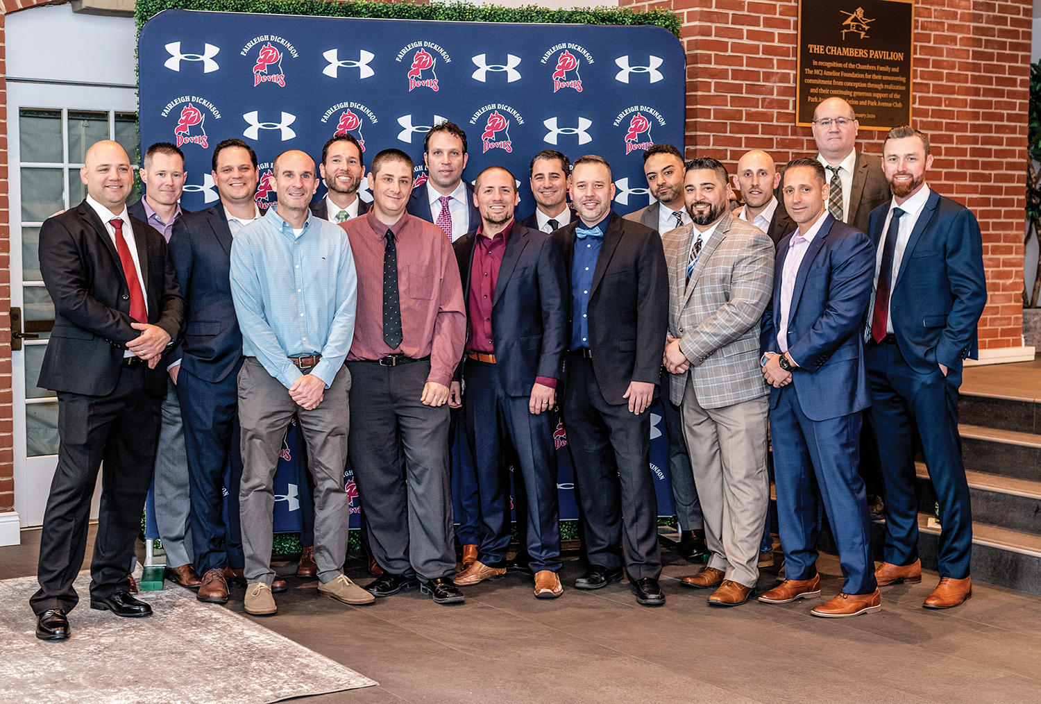 The FDU 2022 baseball team stands together
