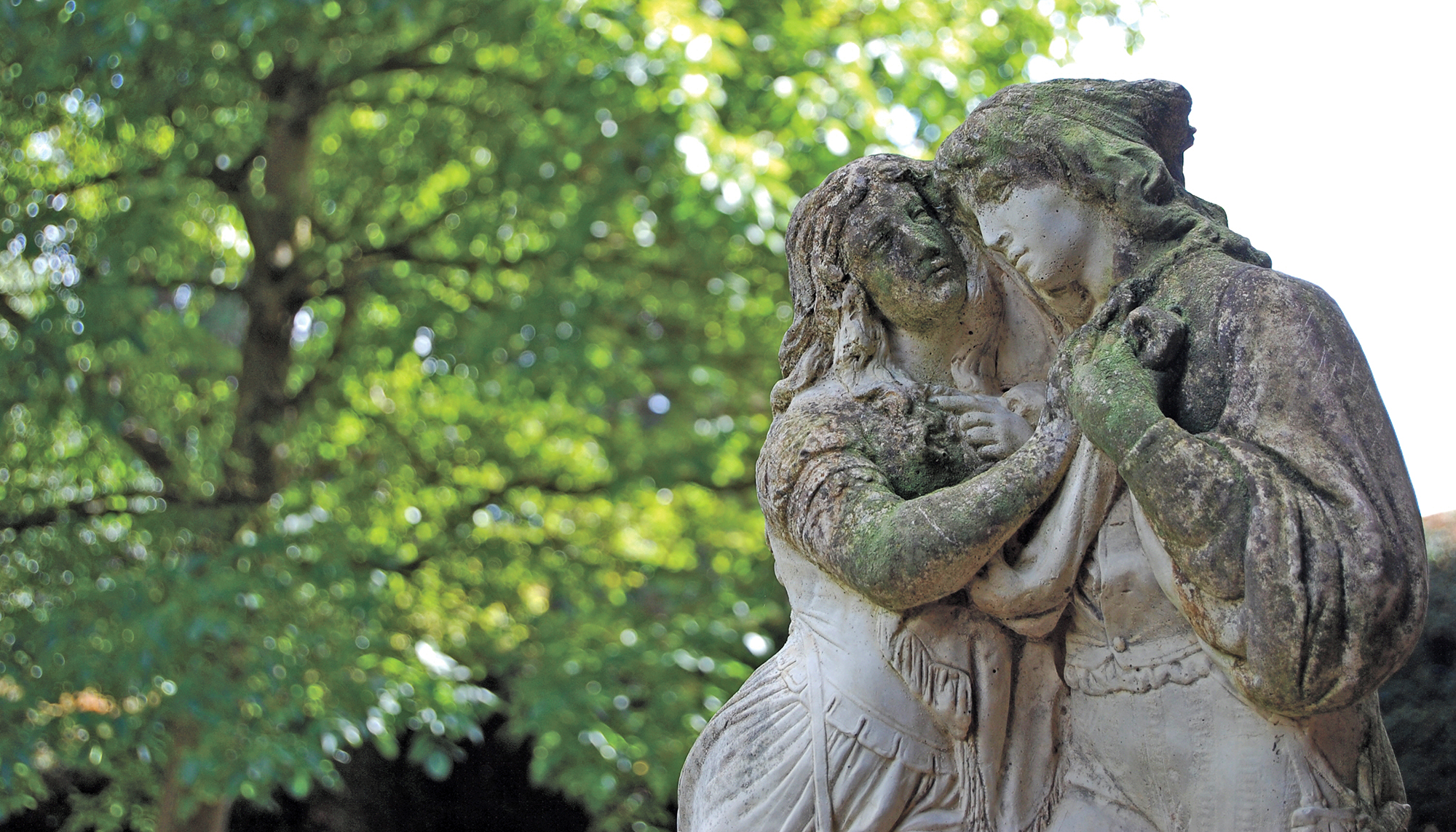 A sculpture of the lovers Romeo and Juliet, displayed in a Wroxton garden.