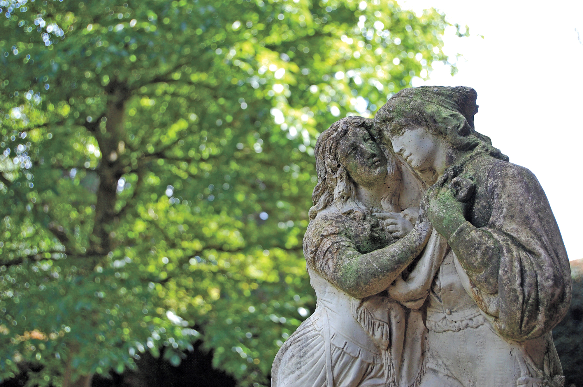 A sculpture of the lovers Romeo and Juliet, displayed in a Wroxton garden.