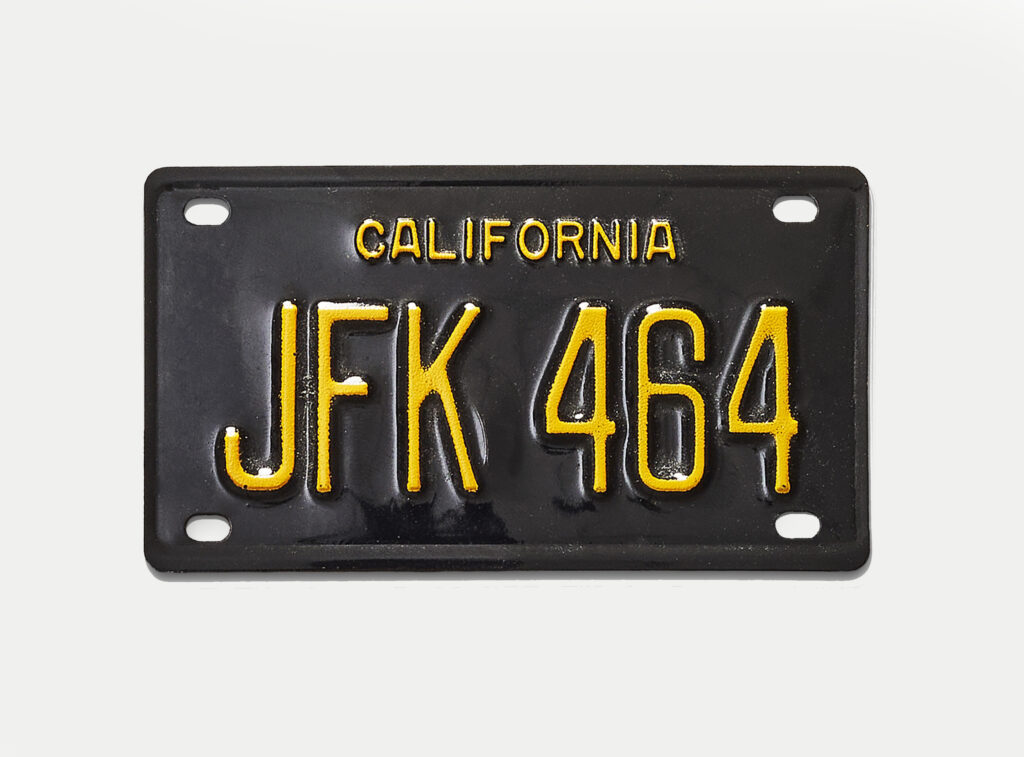 A vintage license plate that promotes John F. Kennedy for president.